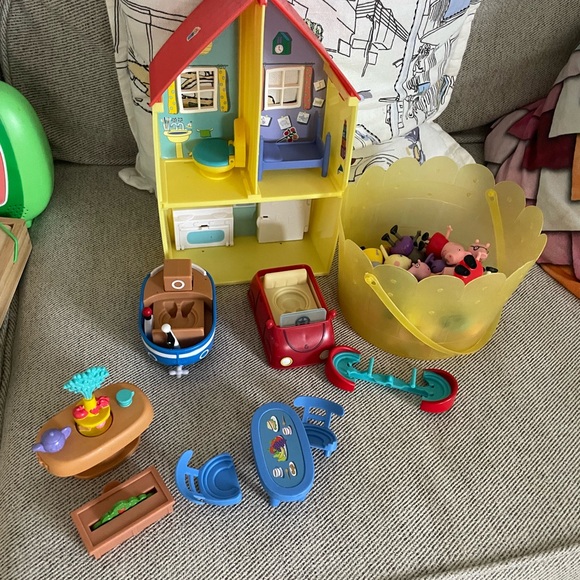 Peppa Pig Colorful Playhouse and Vehicle Set for Kids - Picture 2 of 11